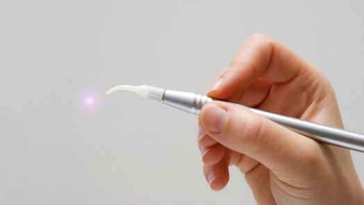 Hand holding a thin soft tissue laser device